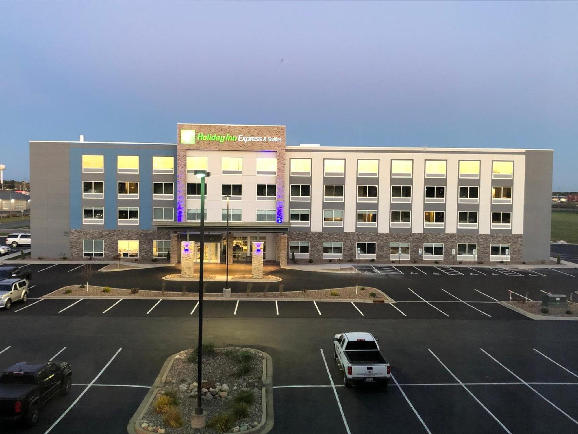Holiday Inn Express & Suites - Tomah By Ihg Exterior foto