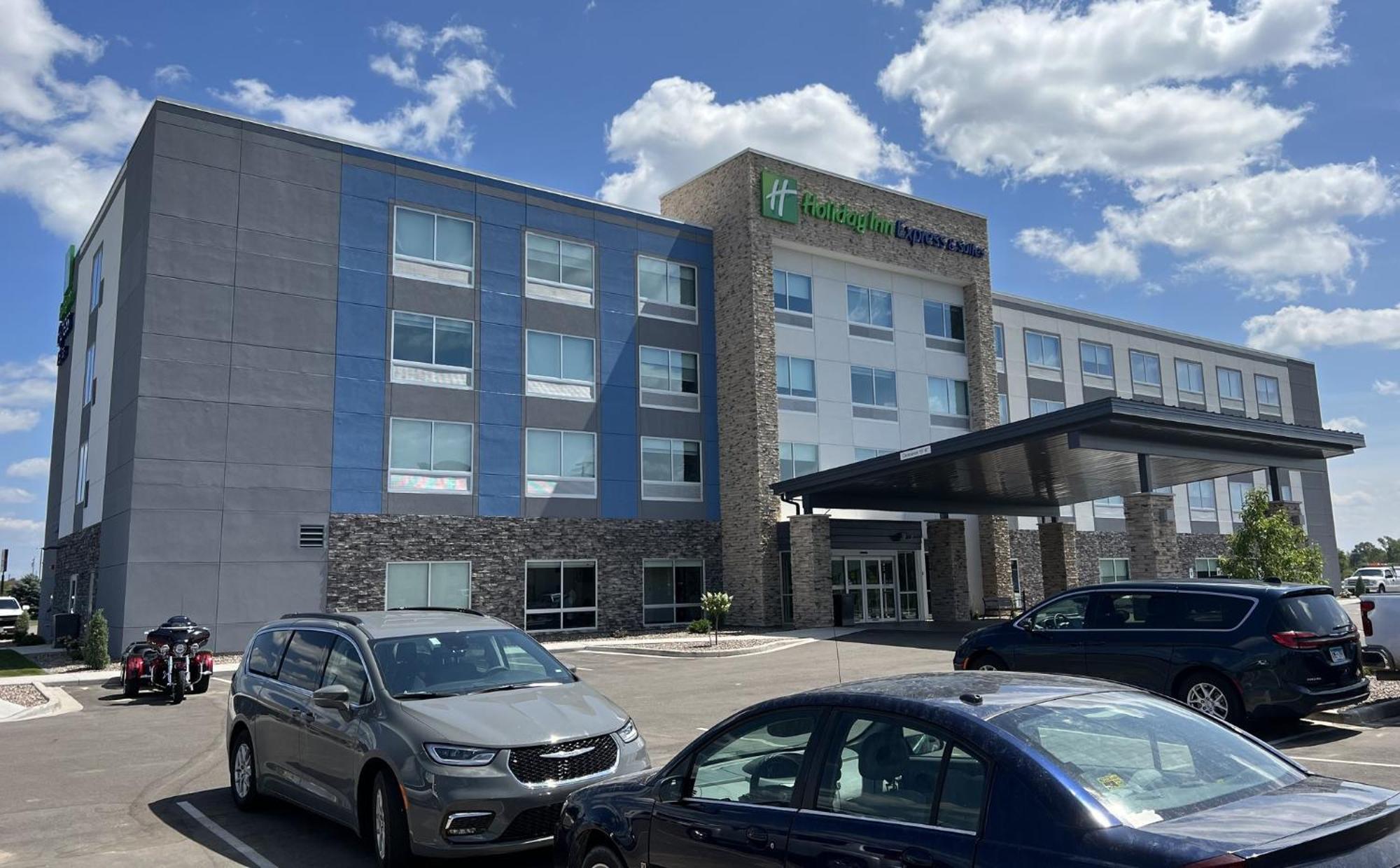 Holiday Inn Express & Suites - Tomah By Ihg Exterior foto
